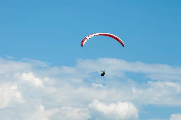 Paraglider flying in the blue sky against the background of clouds. — Stock Photo, Image