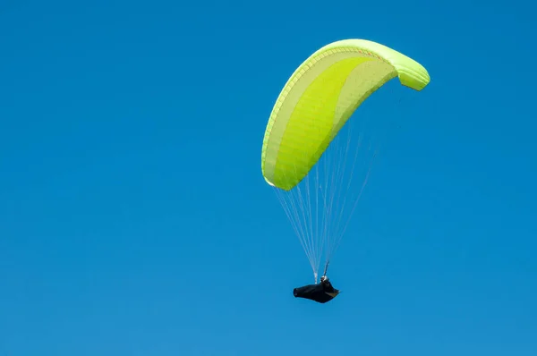Parapente solitaire volant sur fond de ciel bleu . — Photo