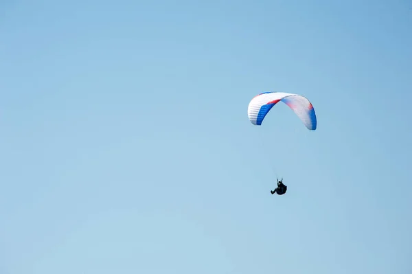 Parapente solitaire volant sur fond de ciel bleu . — Photo