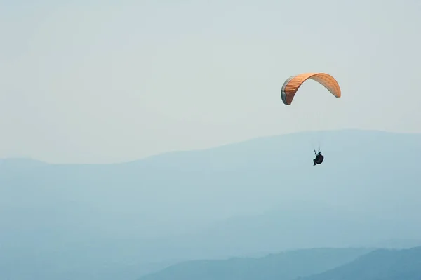 Parapente Vuela Sobre Valle Montañoso Soleado Día Verano Parapente Los —  Fotos de Stock