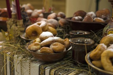 Tabakta krema şekeri olan çörekler. Kutsal bir akşamda Noel masasında nefis kızarmış çörekler.. 