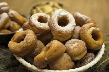 Tabakta krema şekeri olan çörekler. Kutsal bir akşamda Noel masasında nefis kızarmış çörekler.. 