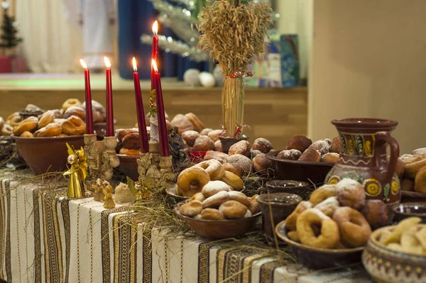 Tabakta krema şekeri olan çörekler. Kutsal bir akşamda Noel masasında nefis kızarmış çörekler.. 