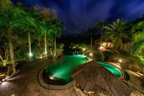 Vue imprenable sur la piscine à débordement de la luxueuse villa jungle. Beau jardin de nuit — Photo