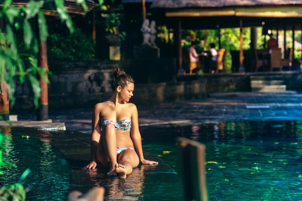 优雅性感的女人的多彩的比基尼，太阳晒黑的苗条、 匀称的身材身体构成在泳池游泳 — 图库照片