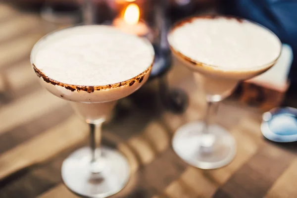 Close up details of cocktails. Vodka chocolate long drink margarita served cold in restaurant, pub and bar with cocoa garnish — Stock Photo, Image