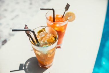 iki alkollü içecekler, kireç ve buz ve cin tonik limonata ile mojito Close-Up soğuk yenen