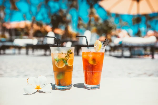 Gin tonic alkoholický koktejl s ledem a mátou a mojito koktejl pít podávaná za studena v baru u bazénu. Koktejlové nápoje podávají v restauraci, hospodě či baru — Stock fotografie