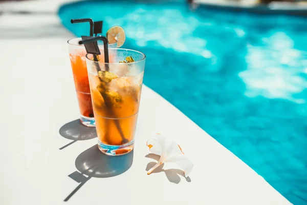 Close-up of two alcoholic drinks, ice and gin and tonic lemonade and mojito with lime served cold — Stock Photo, Image