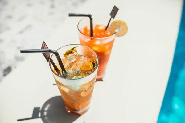 Primo piano di due bevande alcoliche, mojito con lime e ghiaccio e gin tonic limonata servita fredda — Foto Stock