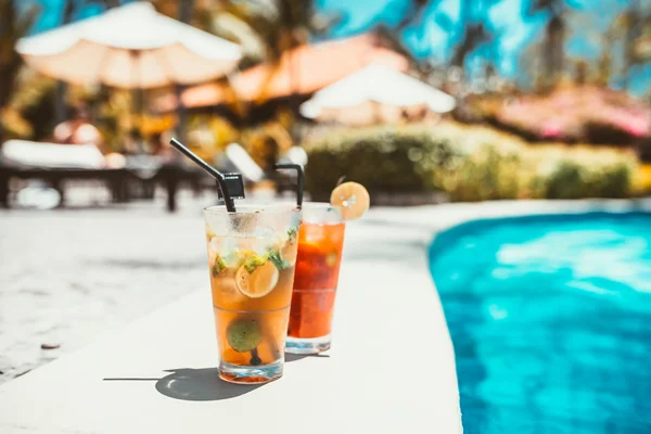 Close-up de bebida mojito cocktail, foco seletivo e detalhes. refresco de bebida alcoólica na piscina — Fotografia de Stock