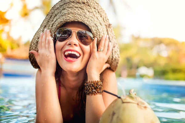 Sexy vrouw geniet van een kokosnoot alcoholische drank bij de bar bij het zwembad — Stockfoto