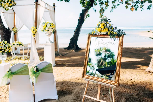 Entorno de la boda, hermosa y romántica decoración de la ceremonia en la playa con fondo de olas —  Fotos de Stock