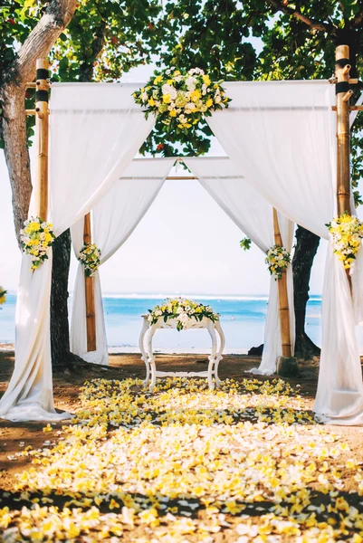 Perfect wedding reception, ceremony venue on beach with flower details and ocean view — Stock Photo, Image