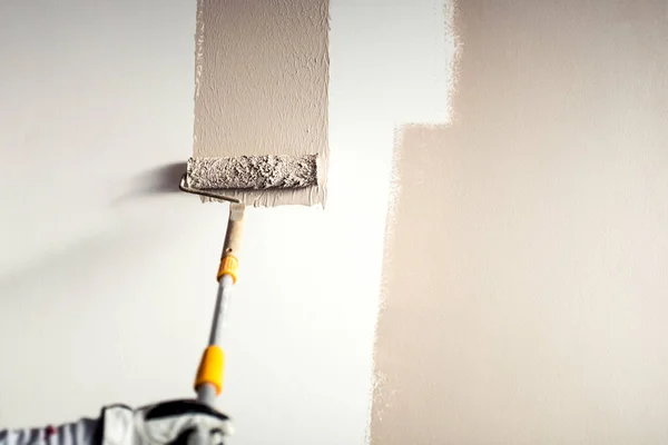 Trabajador profesional enyesado de una pared, pintura con decoración de pincel en paredes interiores — Foto de Stock