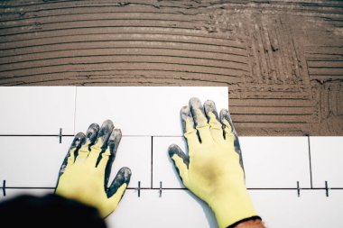 Endüstriyel kiremitçi, holding ve seramik banyo karoları yenileme sırasında yükleme çalışır