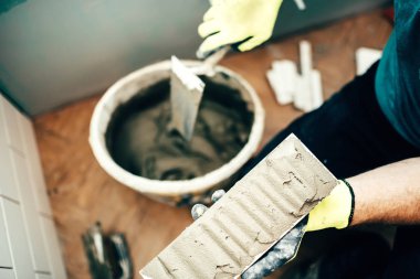 Seramik Ayrıntılar yükledikten. İç tasarım yenileme kapatın. Seramik Fayans yapıştırıcı ekleme alt