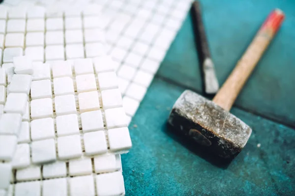 Dettagli ravvicinati di utensili da costruzione, bagno e cucina - pezzi di piastrelle di ceramica a mosaico e martello di gomma — Foto Stock