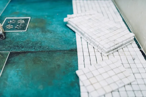 Ev geliştirme ayrıntıları. Mozaik mermer seramik karo banyo zemin üzerinde Kapat — Stok fotoğraf