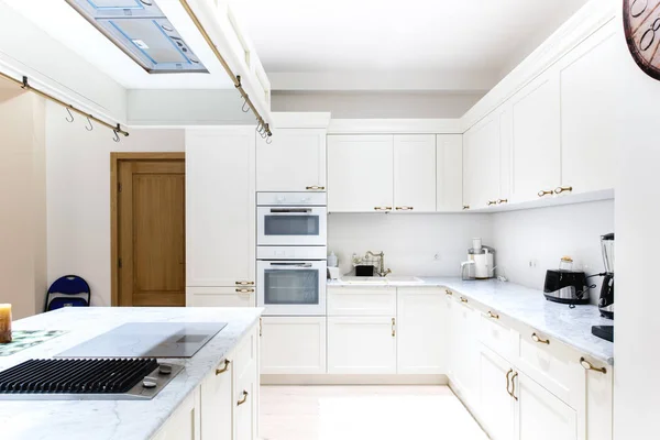 Lujoso interior de cocina moderna. Armarios blancos de muebles de madera en la decoración del hogar. Electrodomésticos, fregadero y cocina isla — Foto de Stock