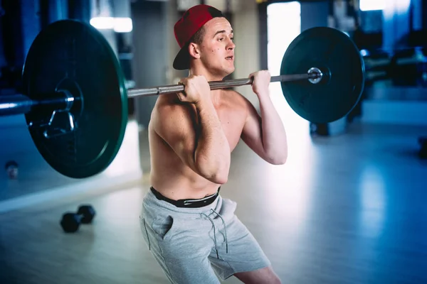 Testépítő férfi képzés az edzőteremben. profi sportoló kidolgozása — Stock Fotó