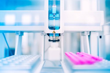 Tıbbi laboratuvarda deneyler sınamak için kimyasal numuneleri kullanılarak tıbbi makine