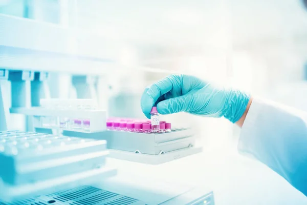 Professional scientist holding sample of experiment in pharmaceutical environment. close up of medical details — Stock Photo, Image