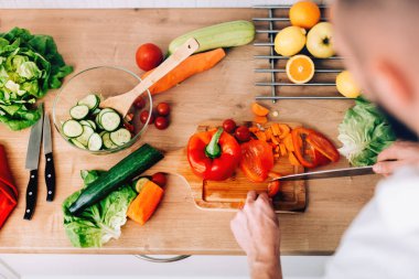 Yakışıklı adam ev hazırlama salata ve çorba modern mutfak pişirme