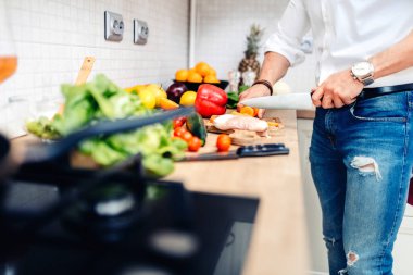 erkek aşçı tavuk göğsü ve kesme sebze yemek hazırlama