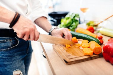 mutfak şefi, Usta Aşçı yemek hazırlama kapatın. modern mutfak bıçak kesim sebze ayrıntılarını