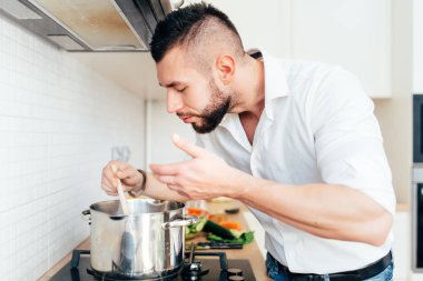 Modern yaşam tarzı ile çorba pişirme ve yemek hazırlama adam. Master chef gıda hazırlama