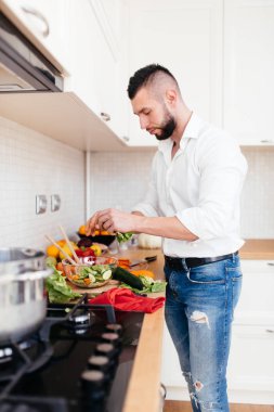 valentine's day, kız için salata yemek hazırlama mükemmel erkek arkadaş