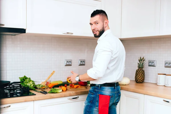 Przystojny mężczyzna elegancki gotowanie i przygotowywanie lunchu. Młody kucharz uśmiechając się i Dokonywanie Sałatka — Zdjęcie stockowe