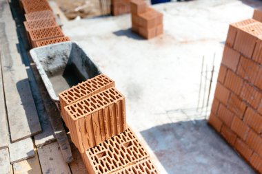 Endüstriyel yapı sitesi yapı ayrıntıları. Tuğla duvarlar ve harç 