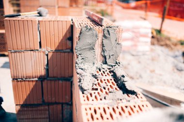 Sanayi İnşaat alanında bina. Tafsilât-in dış tuğla duvarlar ve çimento