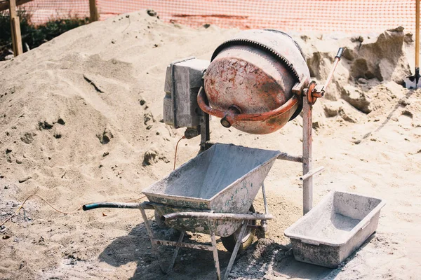 Konstruktionsdetaljer - Cement mixer-maskiner som används på byggarbetsplatsen för att förbereda murbruk och bygga tegelväggar — Stockfoto