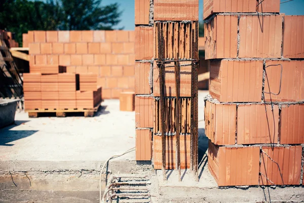 Site of new building, details of brickwork and reinforcements with steel bars and wire rod — Stock Photo, Image