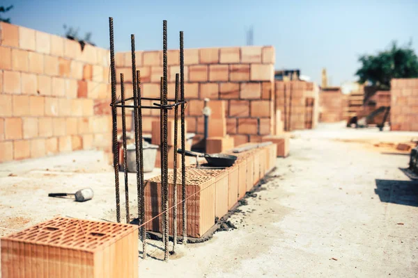 Cantiere industriale, ponendo mattoni sul cemento durante la costruzione di muri esterni, dettagli del settore — Foto Stock
