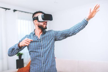 Genç adam oyunları sanal gerçeklik ile karşılaşan gözlükler. Kulaklık Vr aygıt Smartphone ile oynamak