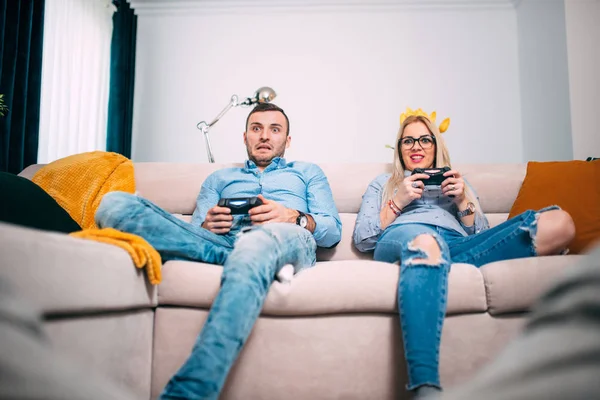 Glückliche Freunde, die Videospiele mit Joystick-Controllern spielen. Jugendliche haben Spaß an moderner Technik und spielen online auf Konsole. — Stockfoto