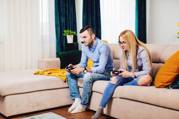 Ερωτευμένο ζευγάρι. Η ευτυχία και η έννοια του gaming με σύγχρονο τρόπο ζωής. Ζευγάρι παίζει ψηφιακά παιχνίδια σε κονσόλα tv — Φωτογραφία Αρχείου