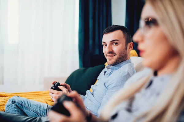 Πορτρέτο της ελκυστικά άνθρωπος παιχνίδια βίντεο με ξανθιά σύζυγό — Φωτογραφία Αρχείου