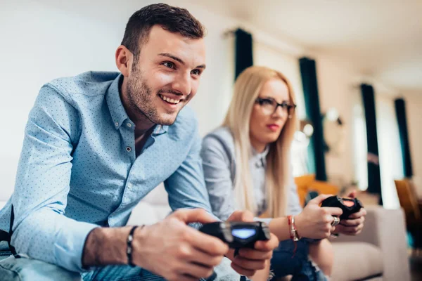 Junges Paar genießt Computervideospiele mit Spielkonsole. Details des modernen Lebensstils. attraktive Männer und Frauen spielen — Stockfoto