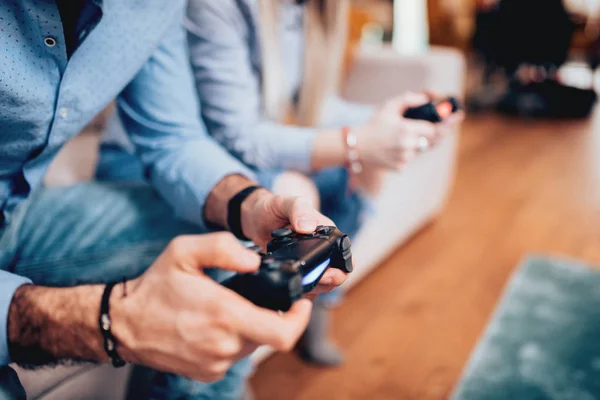 Nahaufnahme von Paaren, die Videospiele spielen und Steuerknüppel verwenden. Lifestylekonzept für digitale Technologie — Stockfoto