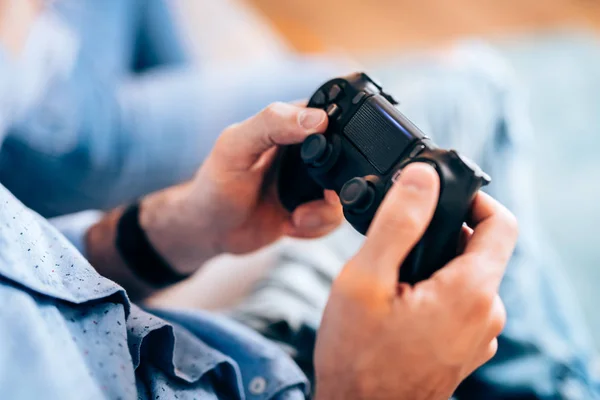 Modernes Lifestylekonzept - Mann spielt mit Controller, spielt Videospiele im Fernsehen und genießt Freizeit — Stockfoto