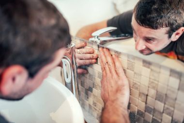 İnşaat işçisi ayrıntılarını kapatın. Daire tadilatı ve seramik mozaik karolar banyo döşeme sanayi işçisi. 