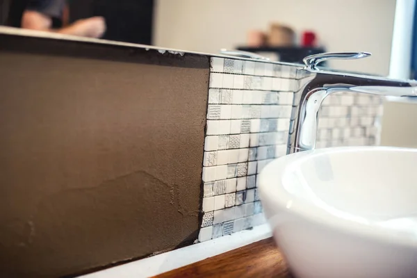 Détails des travaux de rénovation. Détails de la salle de bain avec carreaux de mosaïque et adhésif ciment — Photo