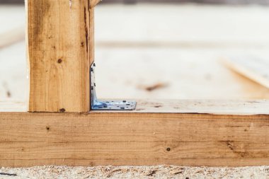 Yapı ayrıntıları, inşaat detayları çelik köşe ile sabitleme plakası yivli. 