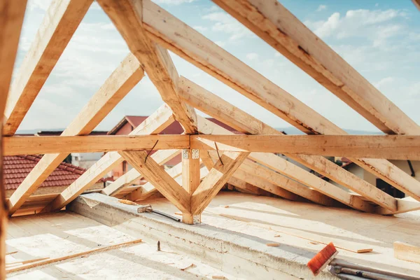 Instalación de vigas de madera en la obra de la casa. Detalles del edificio con soportes de madera, madera y metal —  Fotos de Stock