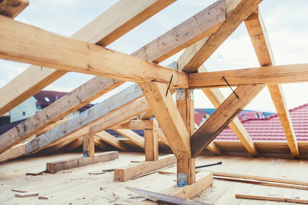 Detalles industriales de la renovación de la casa, restauración del sistema de techo — Foto de Stock